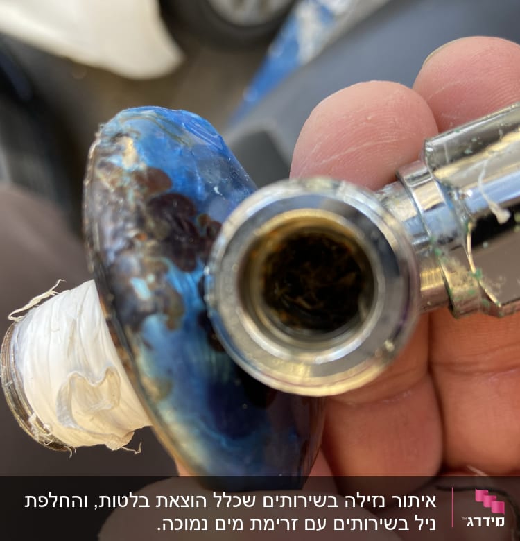 חלקי צנרת עם סרט טפלון בידיים